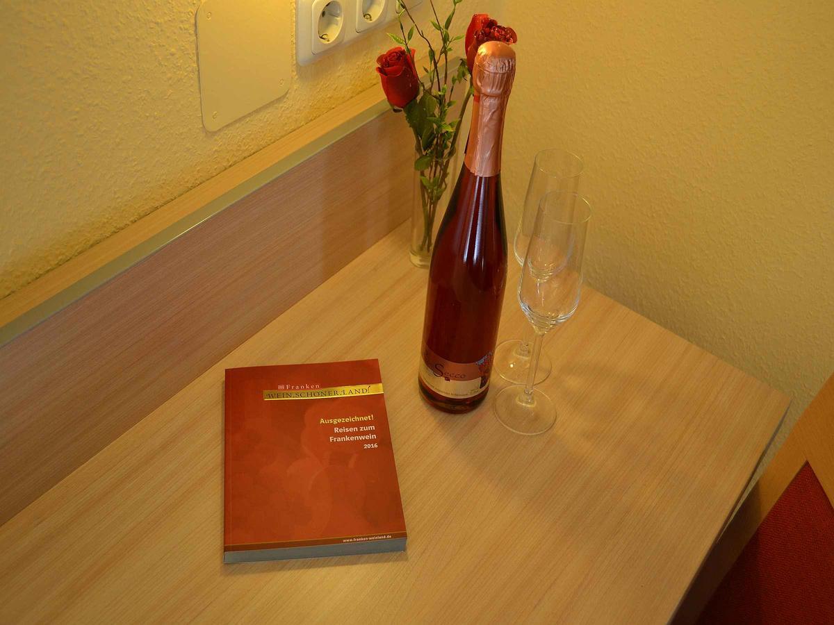 Hotel-Gasthof Rotes Ross Markt Einersheim Eksteriør billede